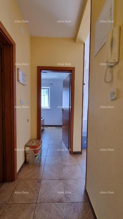 Eccellente opportunità! Vendita esclusiva di un appartamento in una posizione privilegiata con giardino e posto auto. Vista mare! Pošesi, Medulin!!