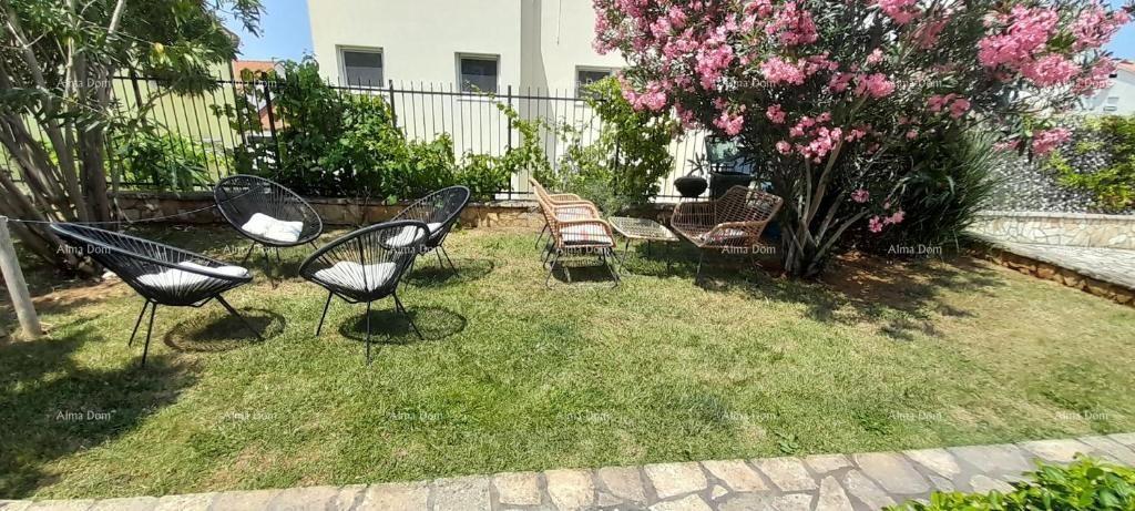 Eccellente opportunità! Vendita esclusiva di un appartamento in una posizione privilegiata con giardino e posto auto. Vista mare! Pošesi, Medulin!!