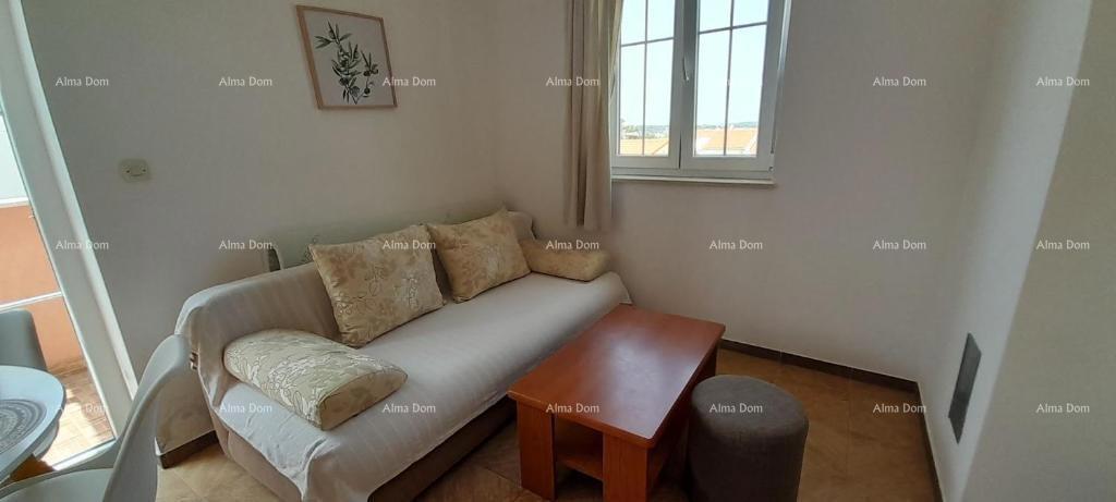 Eccellente opportunità! Vendita esclusiva di un appartamento in una posizione privilegiata con giardino e posto auto. Vista mare! Pošesi, Medulin!!