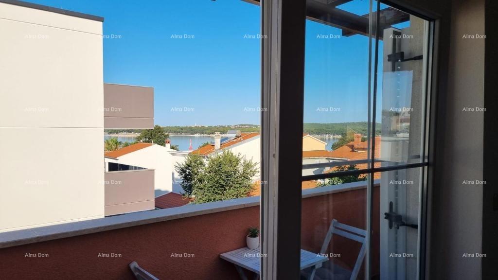 Eccellente opportunità! Vendita esclusiva di un appartamento in una posizione privilegiata con giardino e posto auto. Vista mare! Pošesi, Medulin!!