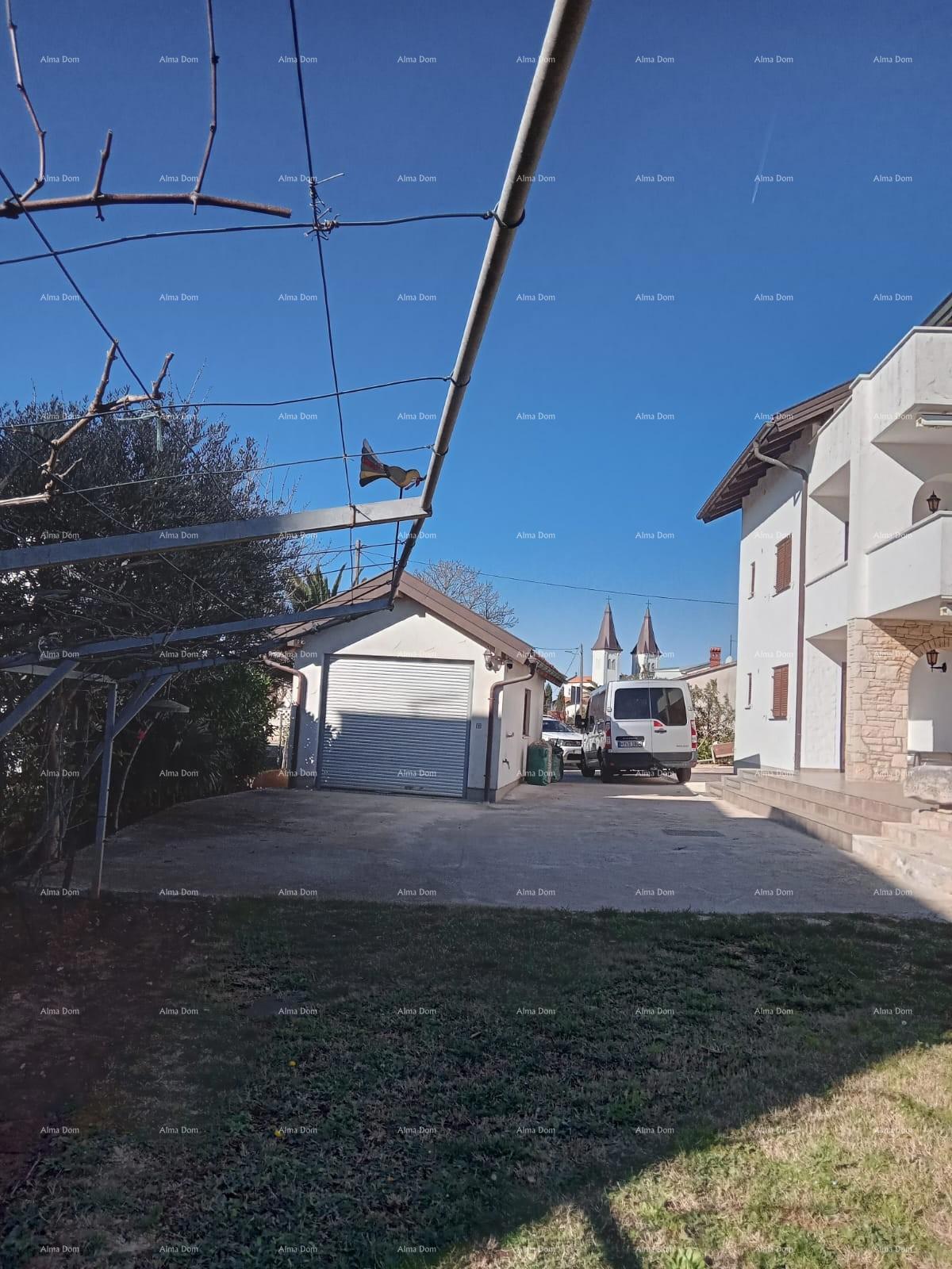 Vendita di una grande casa residenziale, adatta per investimento, Medulin!