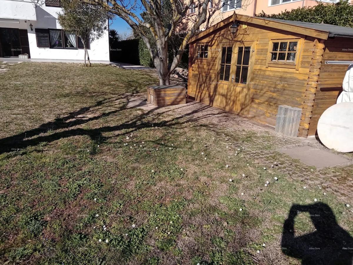 Vendita di una grande casa residenziale, adatta per investimento, Medulin!