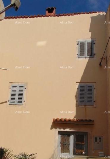 Casa spaziosa a Marčana con tre piani e giardino in vendita.