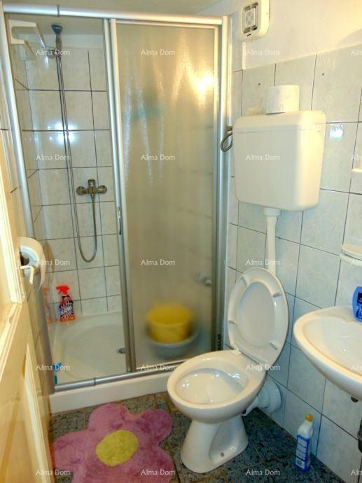 Casa spaziosa a Marčana con tre piani e giardino in vendita.