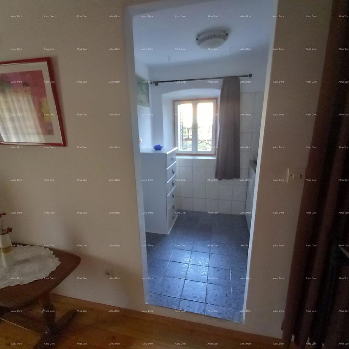 Casa spaziosa a Marčana con tre piani e giardino in vendita.