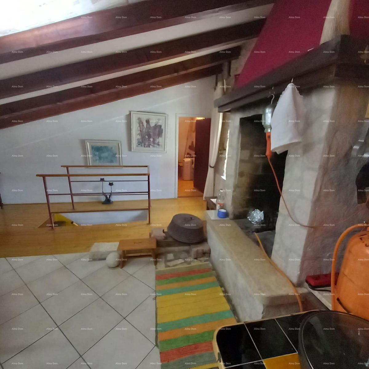 Casa spaziosa a Marčana con tre piani e giardino in vendita.