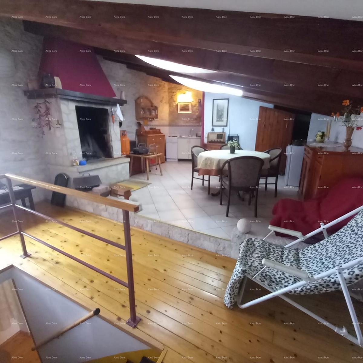 Casa spaziosa a Marčana con tre piani e giardino in vendita.