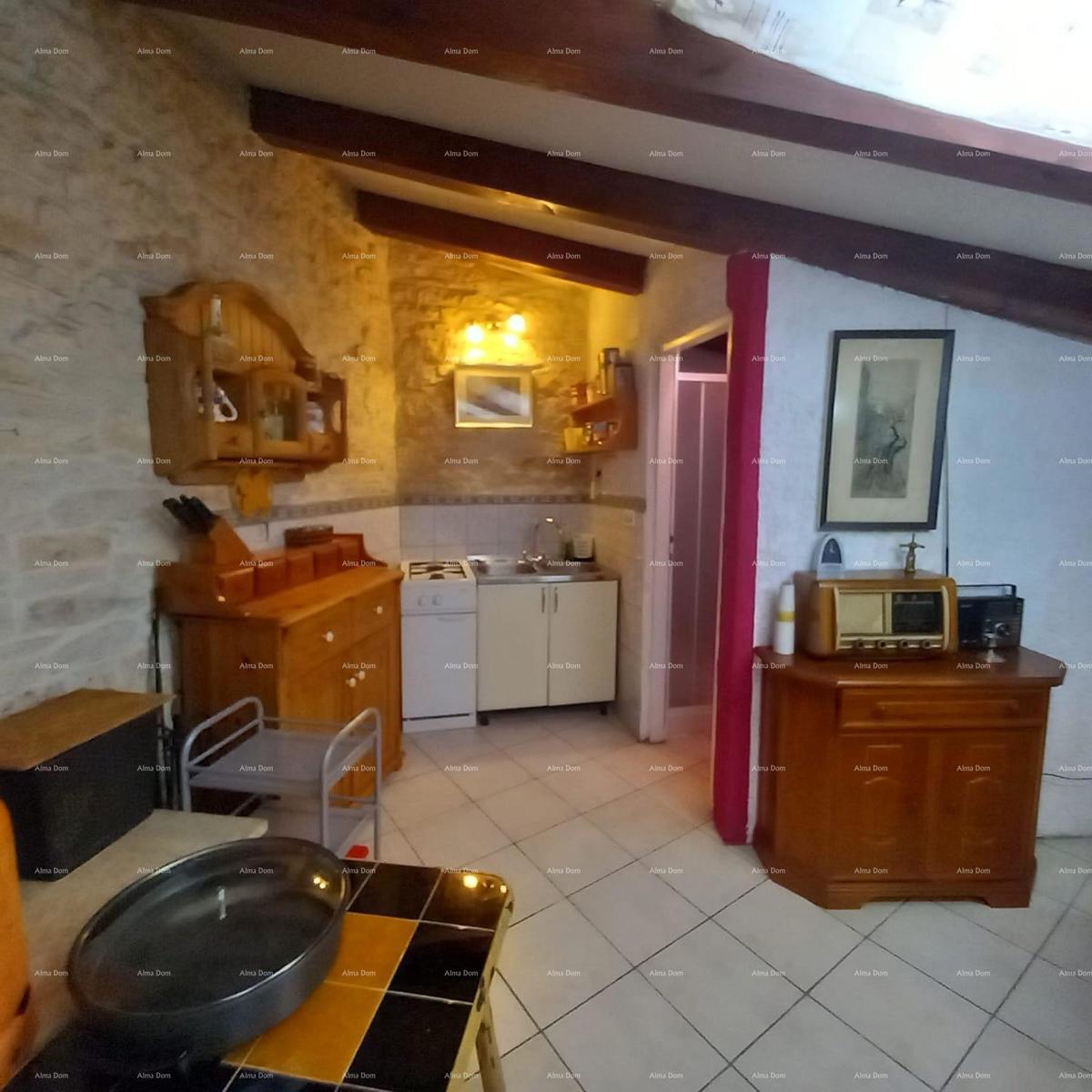 Casa spaziosa a Marčana con tre piani e giardino in vendita.