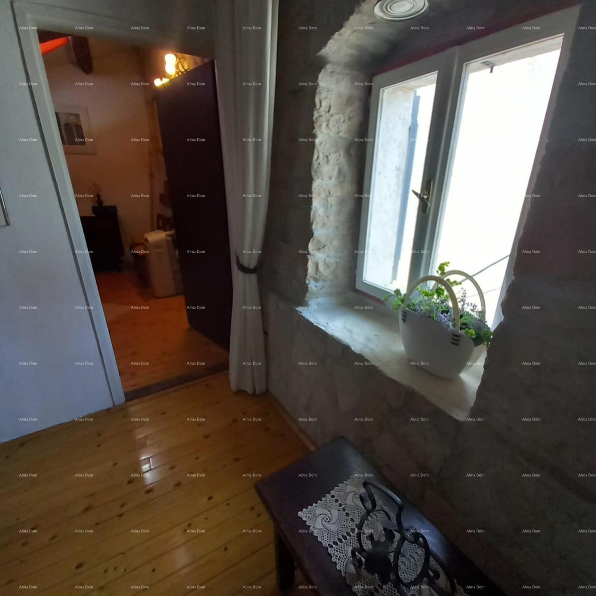 Casa spaziosa a Marčana con tre piani e giardino in vendita.