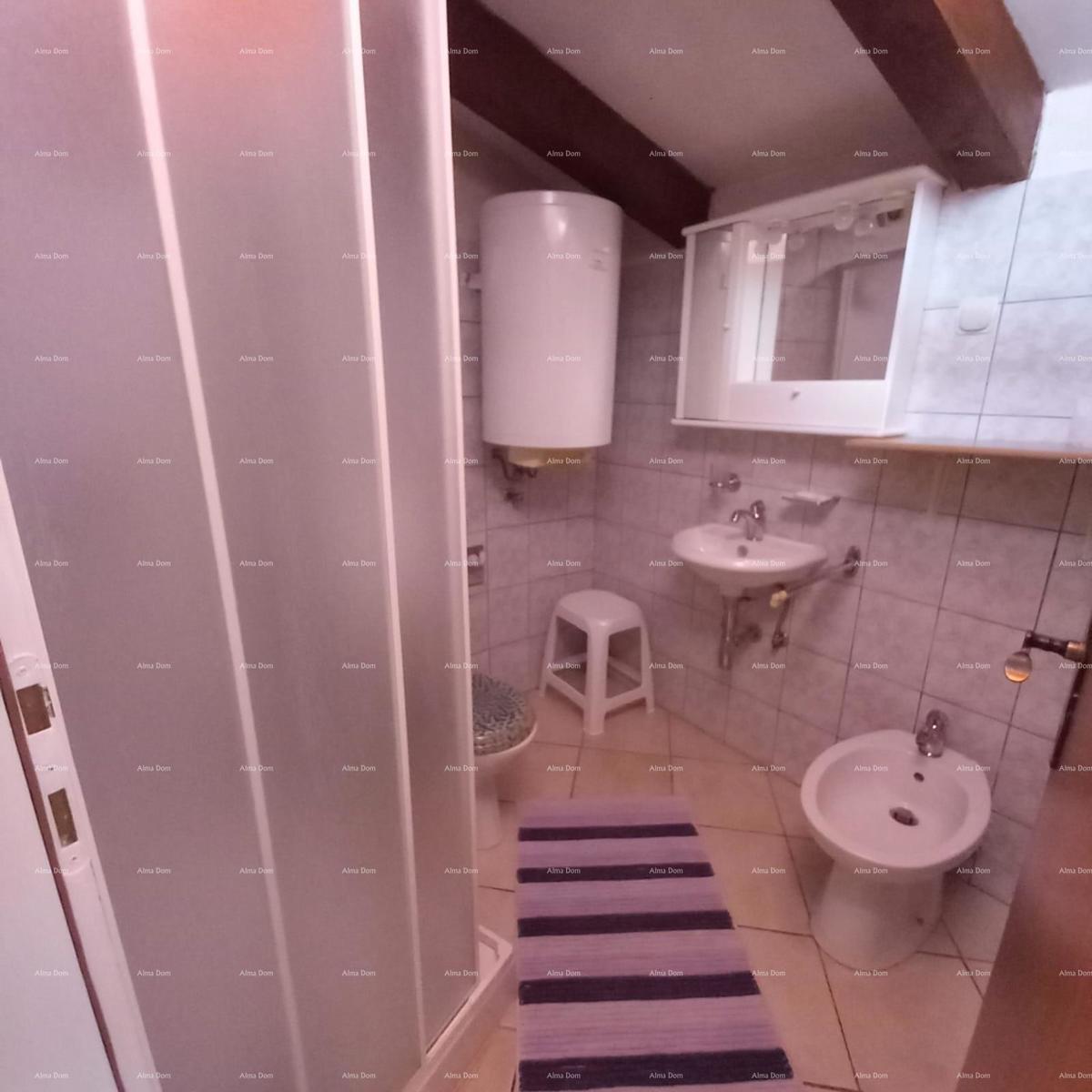 Casa spaziosa a Marčana con tre piani e giardino in vendita.