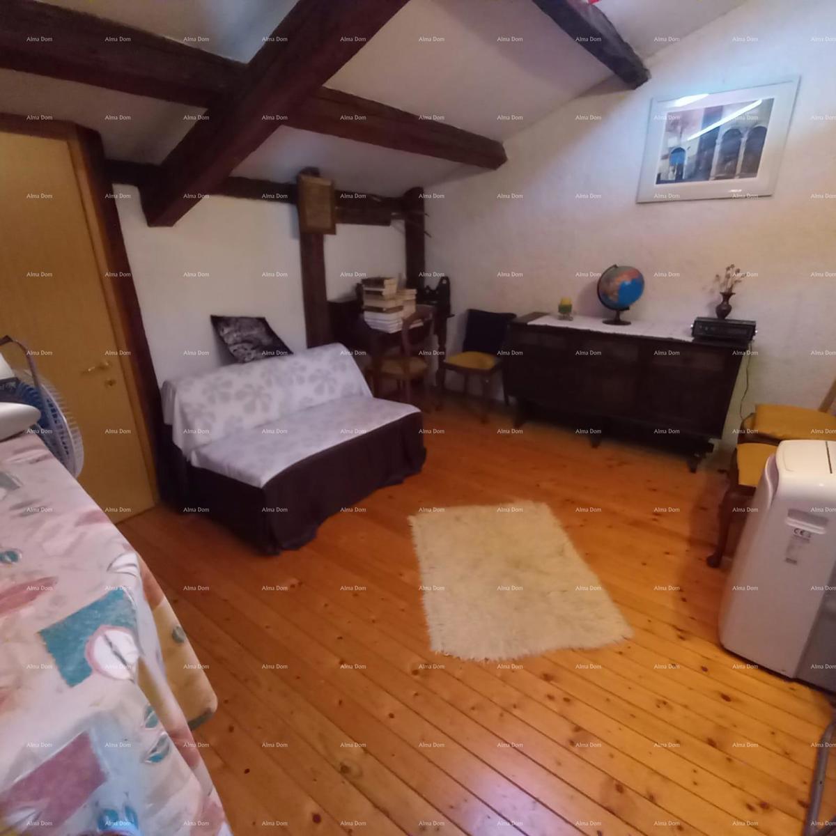 Casa spaziosa a Marčana con tre piani e giardino in vendita.