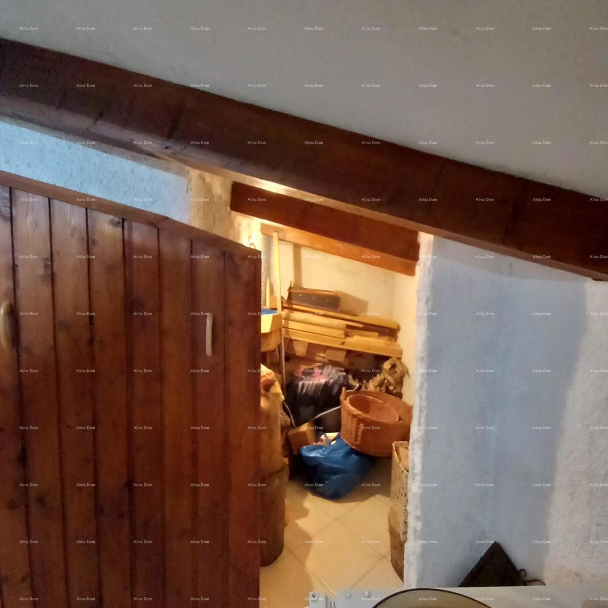 Casa spaziosa a Marčana con tre piani e giardino in vendita.