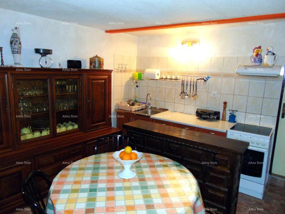 Casa spaziosa a Marčana con tre piani e giardino in vendita.