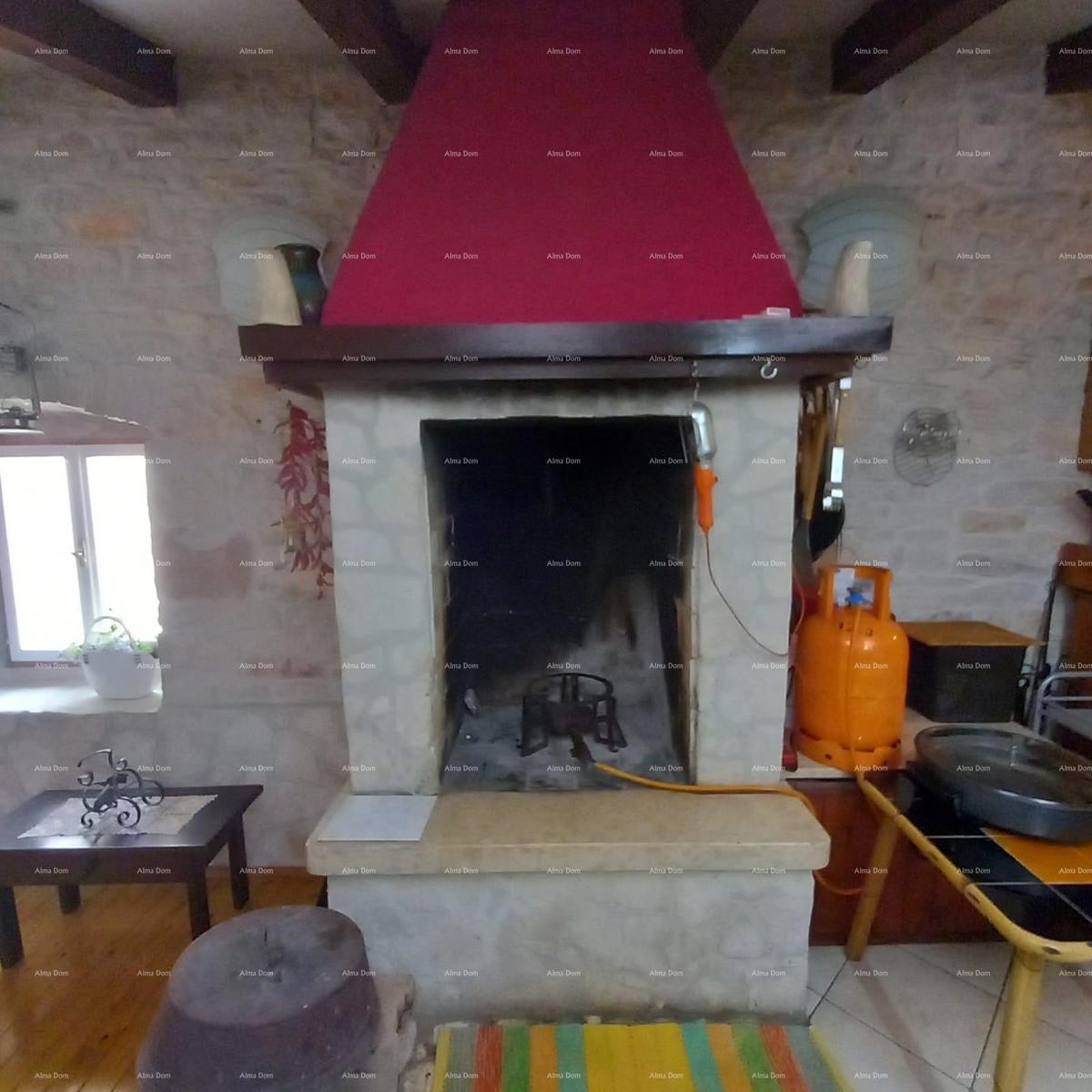 Casa spaziosa a Marčana con tre piani e giardino in vendita.