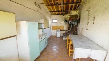 Autentica proprietà istriana vicino a Žminj – casa con grande potenziale!