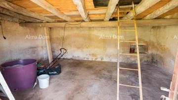 Autentica proprietà istriana vicino a Žminj – casa con grande potenziale!