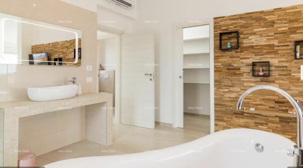 Vendita di una splendida villa con piscina, jacuzzi e vista mare, Fažana!