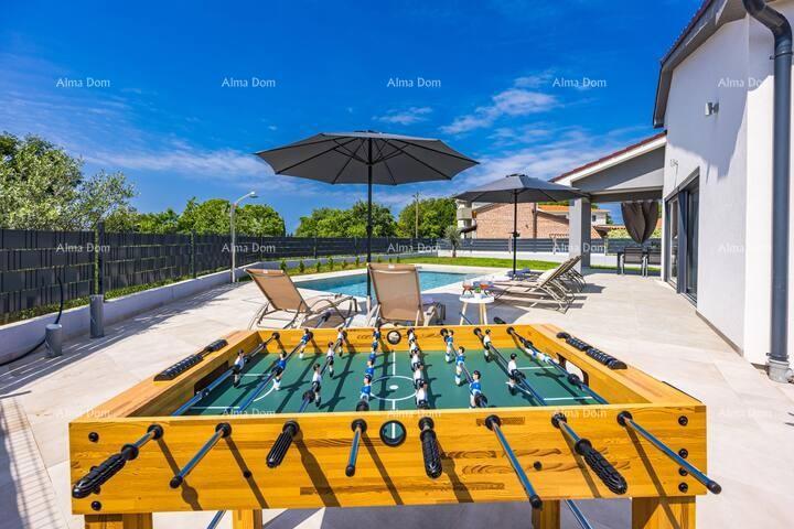 Pomer. Nuova villa indipendente con piscina.