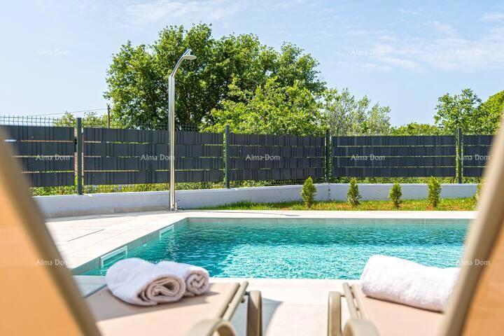 Pomer. Nuova villa indipendente con piscina.