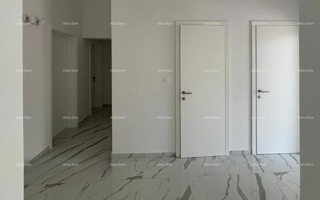 Vendita - casa con due unità abitative separate e piscina privata, Umago!