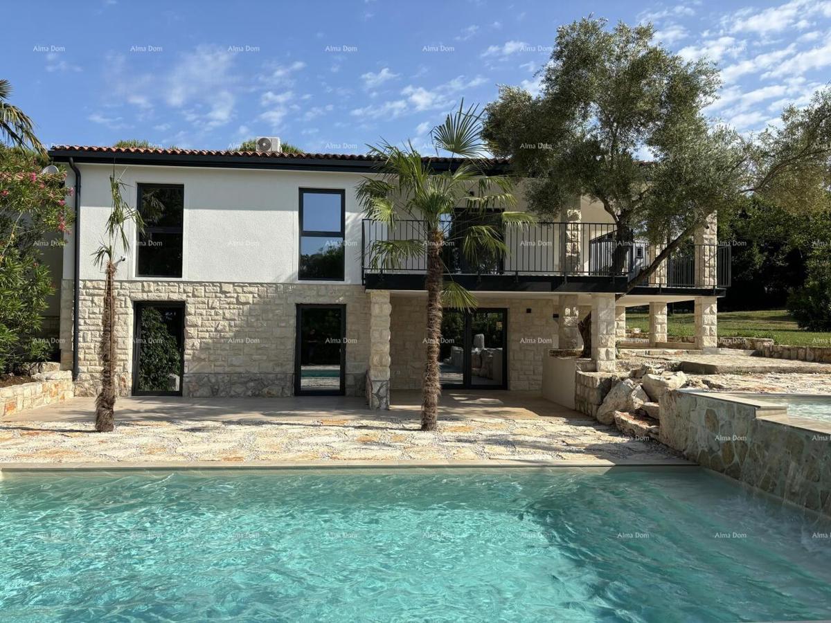 Vendita - casa con due unità abitative separate e piscina privata, Umago!