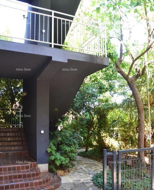 Lungomare – Pola, appartamento con ampia terrazza e giardino