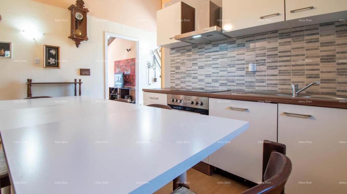 Lungomare – Pola, appartamento con ampia terrazza e giardino