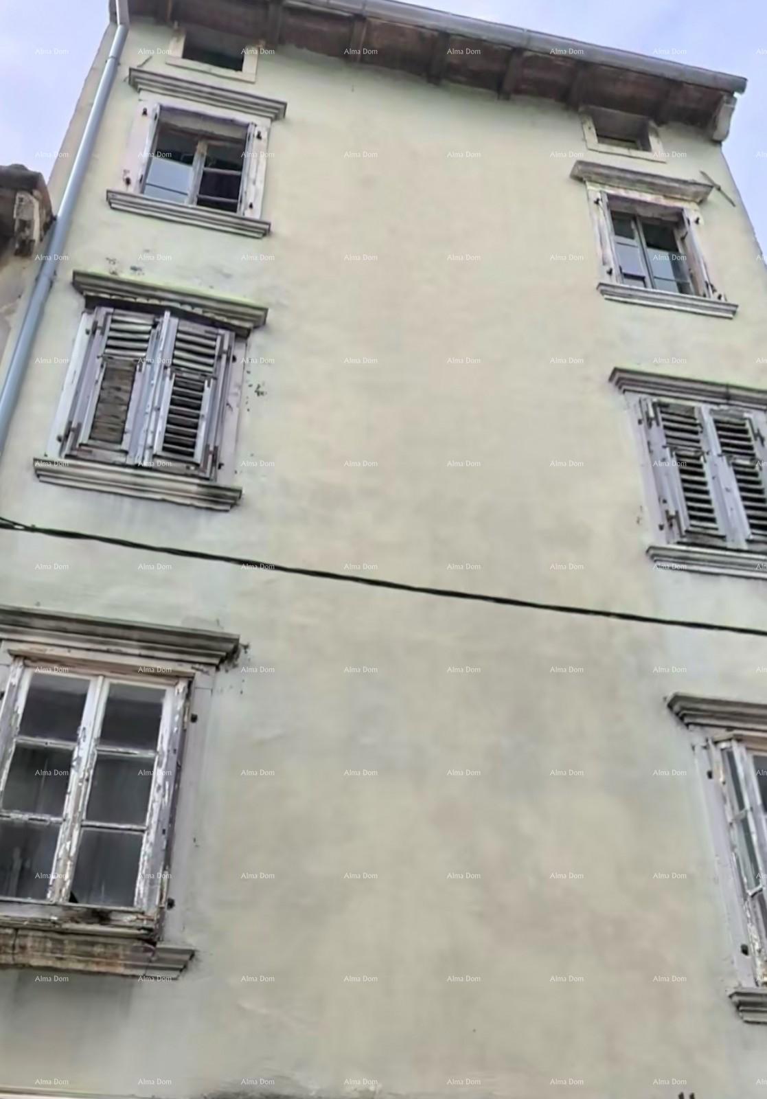 Eccellente opportunità! Vendita di un edificio residenziale con spazio commerciale e giardino, nel centro di Vodnjan!