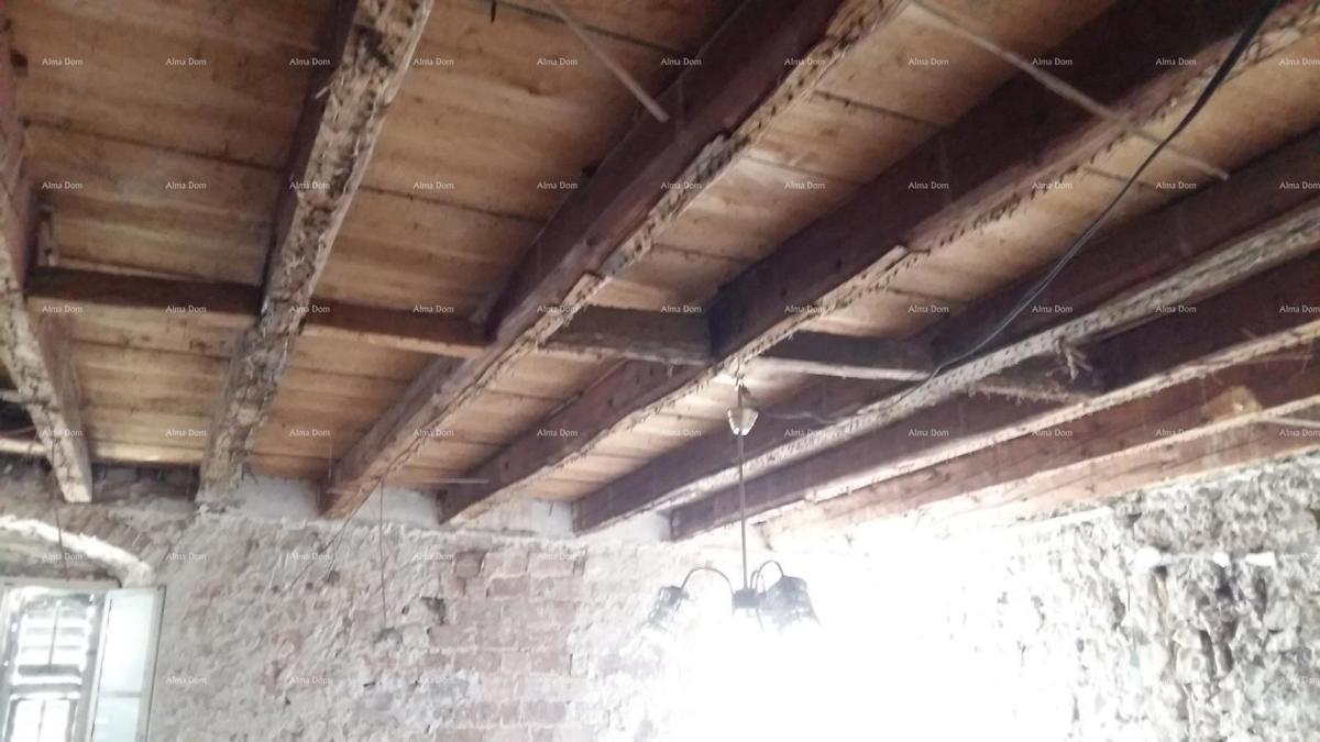 Eccellente opportunità! Vendita di un edificio residenziale con spazio commerciale e giardino, nel centro di Vodnjan!