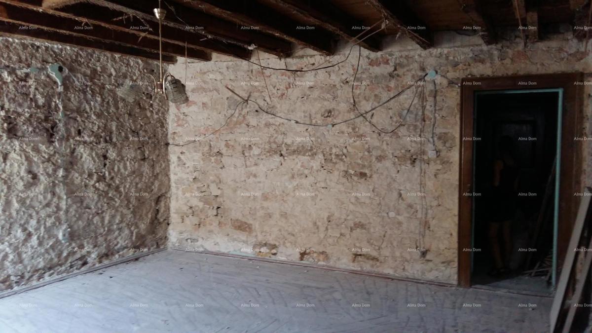 Eccellente opportunità! Vendita di un edificio residenziale con spazio commerciale e giardino, nel centro di Vodnjan!