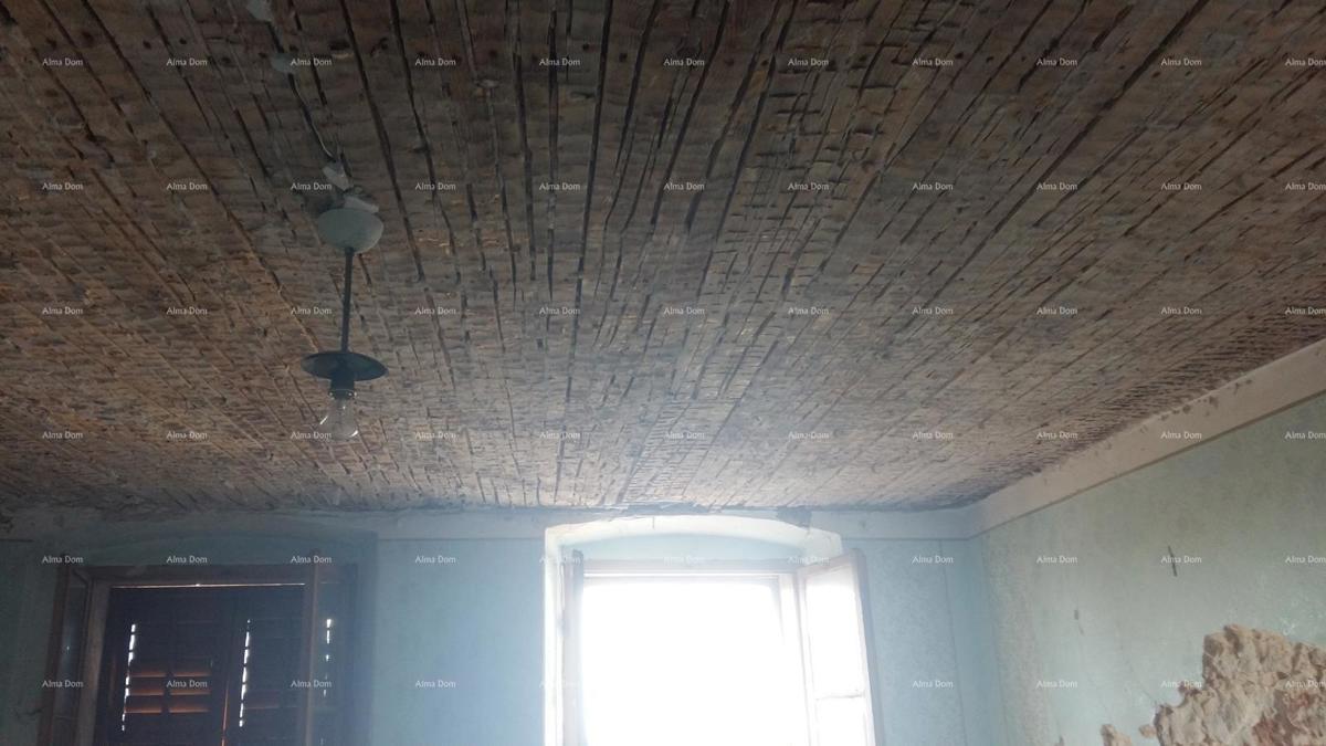 Eccellente opportunità! Vendita di un edificio residenziale con spazio commerciale e giardino, nel centro di Vodnjan!