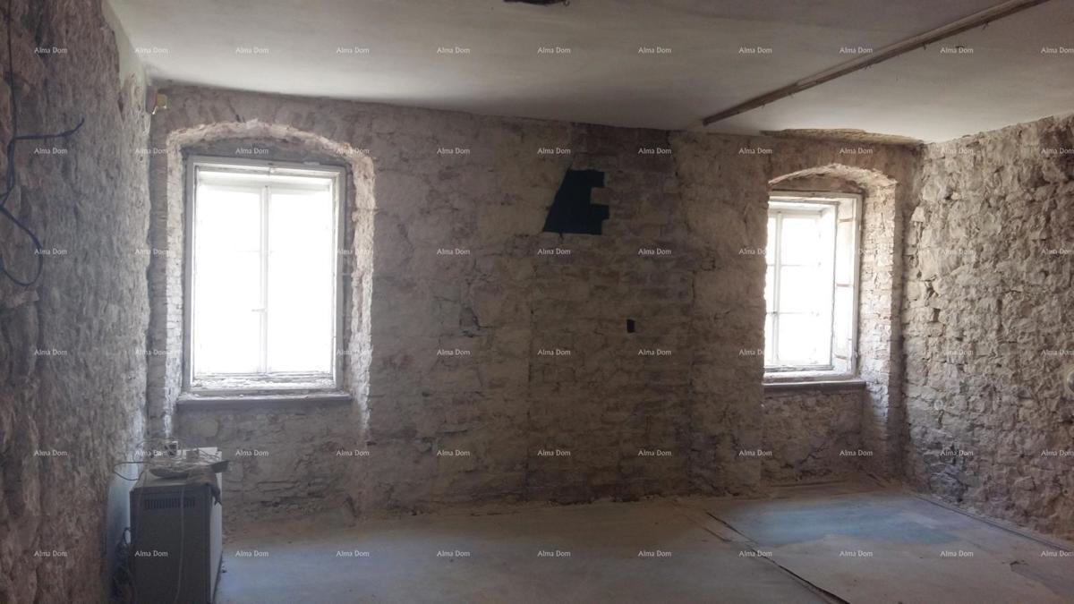 Eccellente opportunità! Vendita di un edificio residenziale con spazio commerciale e giardino, nel centro di Vodnjan!