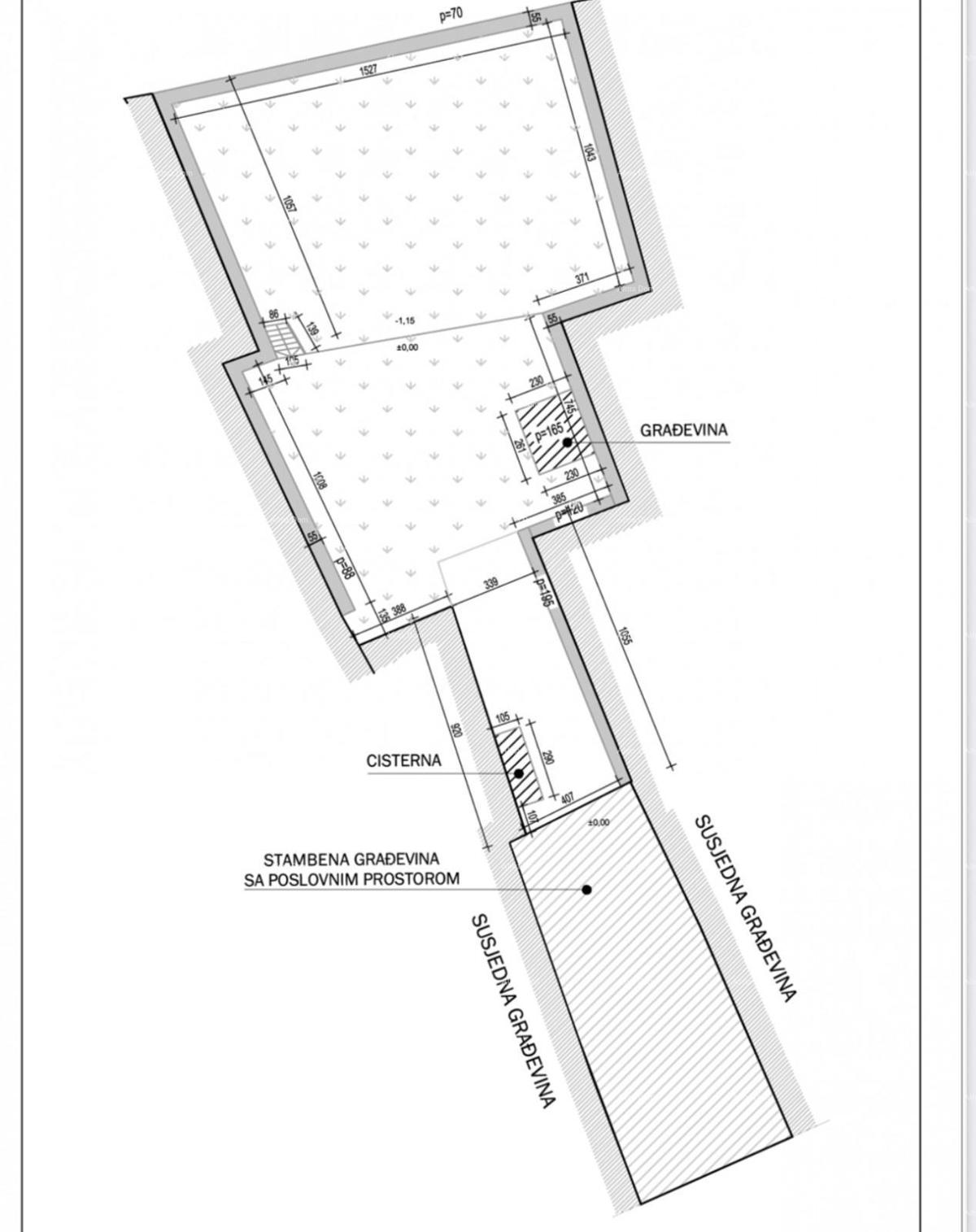 Eccellente opportunità! Vendita di un edificio residenziale con spazio commerciale e giardino, nel centro di Vodnjan!