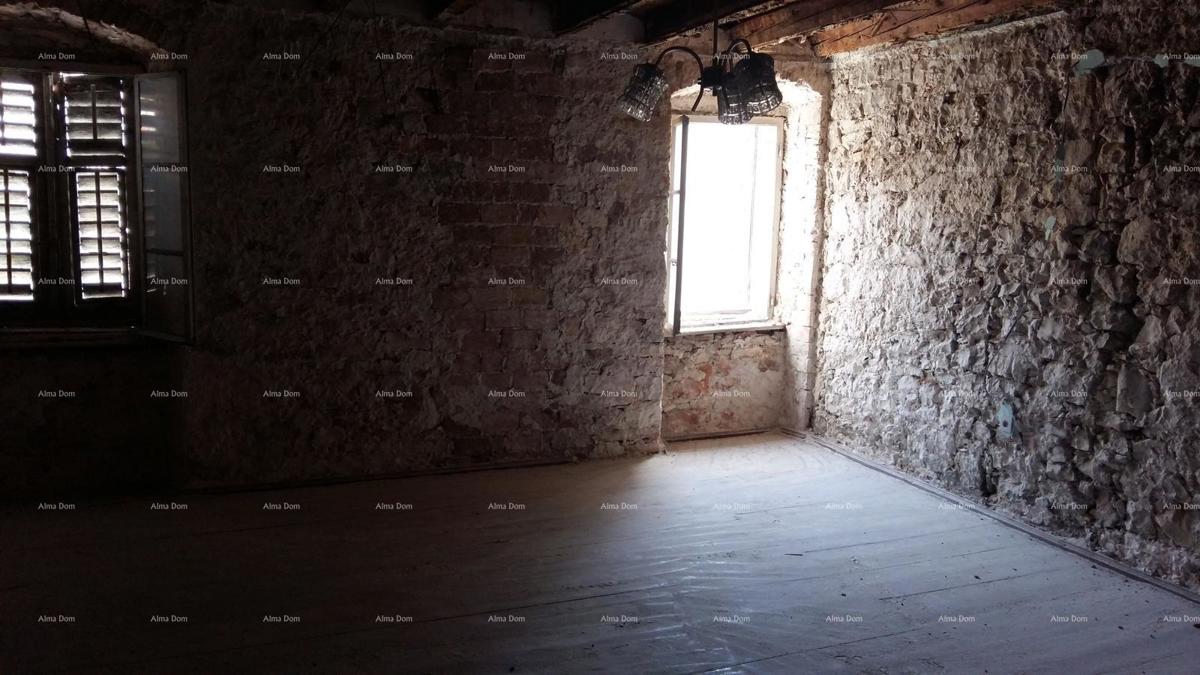 Eccellente opportunità! Vendita di un edificio residenziale con spazio commerciale e giardino, nel centro di Vodnjan!