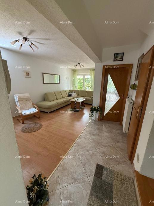 In vendita una casa bifamiliare a Poreč, a 2 km dal mare.