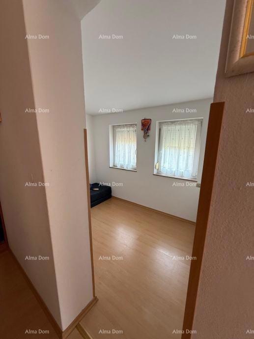 In vendita una casa bifamiliare a Poreč, a 2 km dal mare.