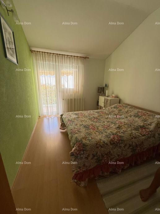 In vendita una casa bifamiliare a Poreč, a 2 km dal mare.