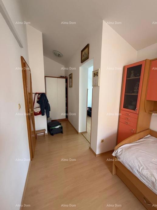 In vendita una casa bifamiliare a Poreč, a 2 km dal mare.