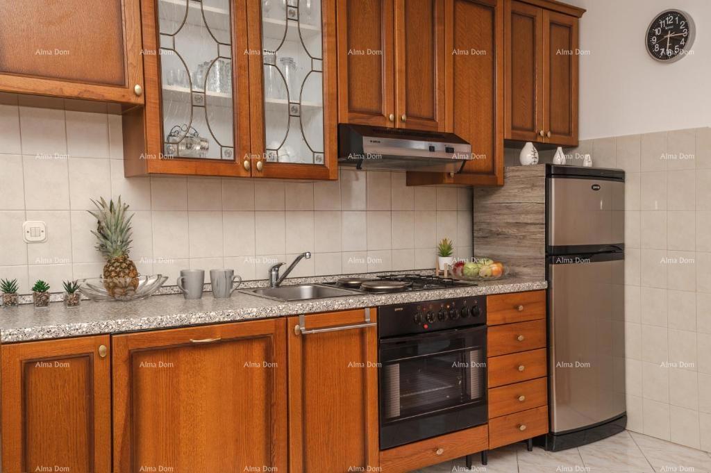 Stiamo vendendo un appartamento a Rabac con vista sul mare.