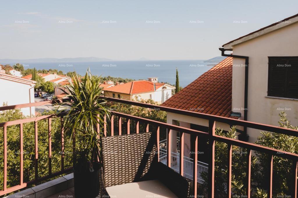 Stiamo vendendo un appartamento a Rabac con vista sul mare.