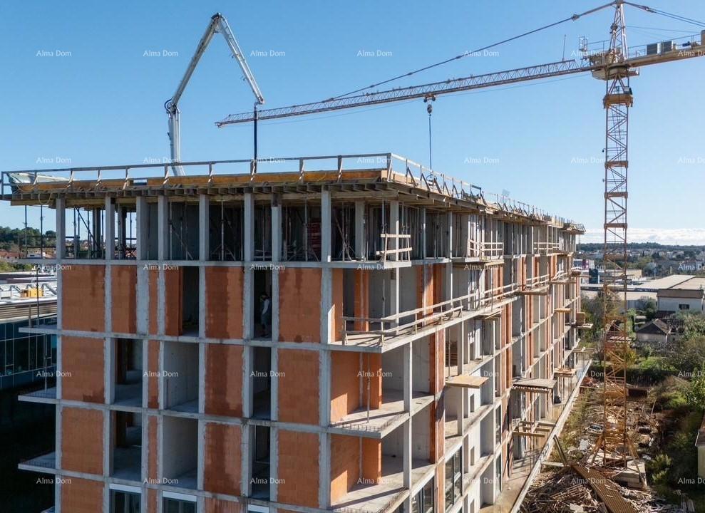 Pula! Edificio residenziale moderno con ascensore, vicino al centro. Appartamento con posto auto e cantina-S18