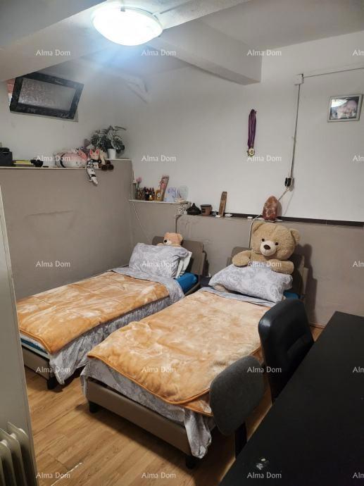 Vendita di due appartamenti al piano terra di una casa con giardino