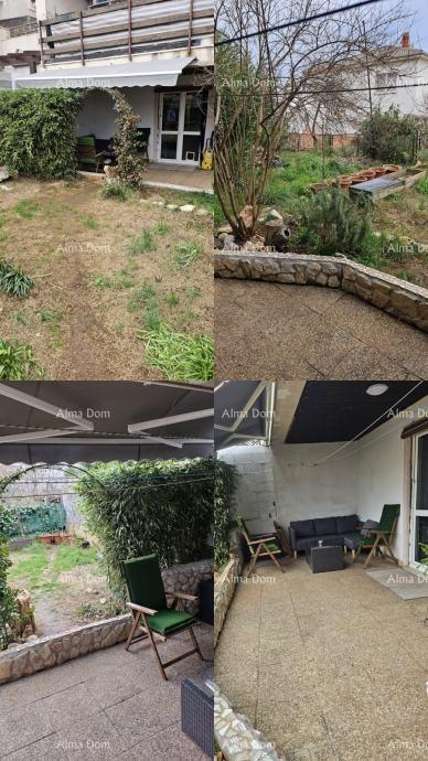 Vendita di due appartamenti al piano terra di una casa con giardino