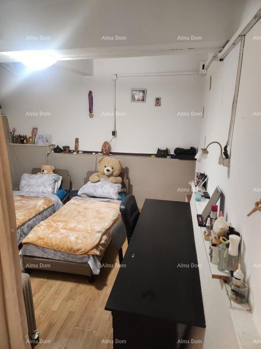 Vendita di due appartamenti al piano terra di una casa con giardino