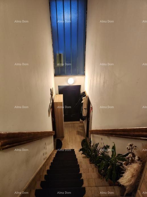 Vendita di due appartamenti al piano terra di una casa con giardino