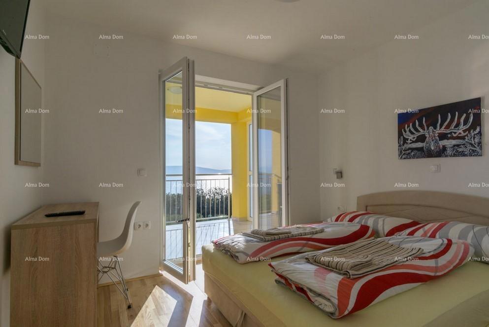 Raša, affascinante casa con appartamenti e piscina con vista panoramica sul mare