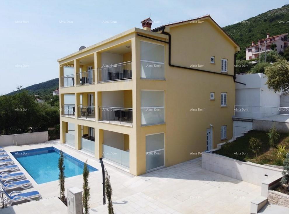 Raša, affascinante casa con appartamenti e piscina con vista panoramica sul mare