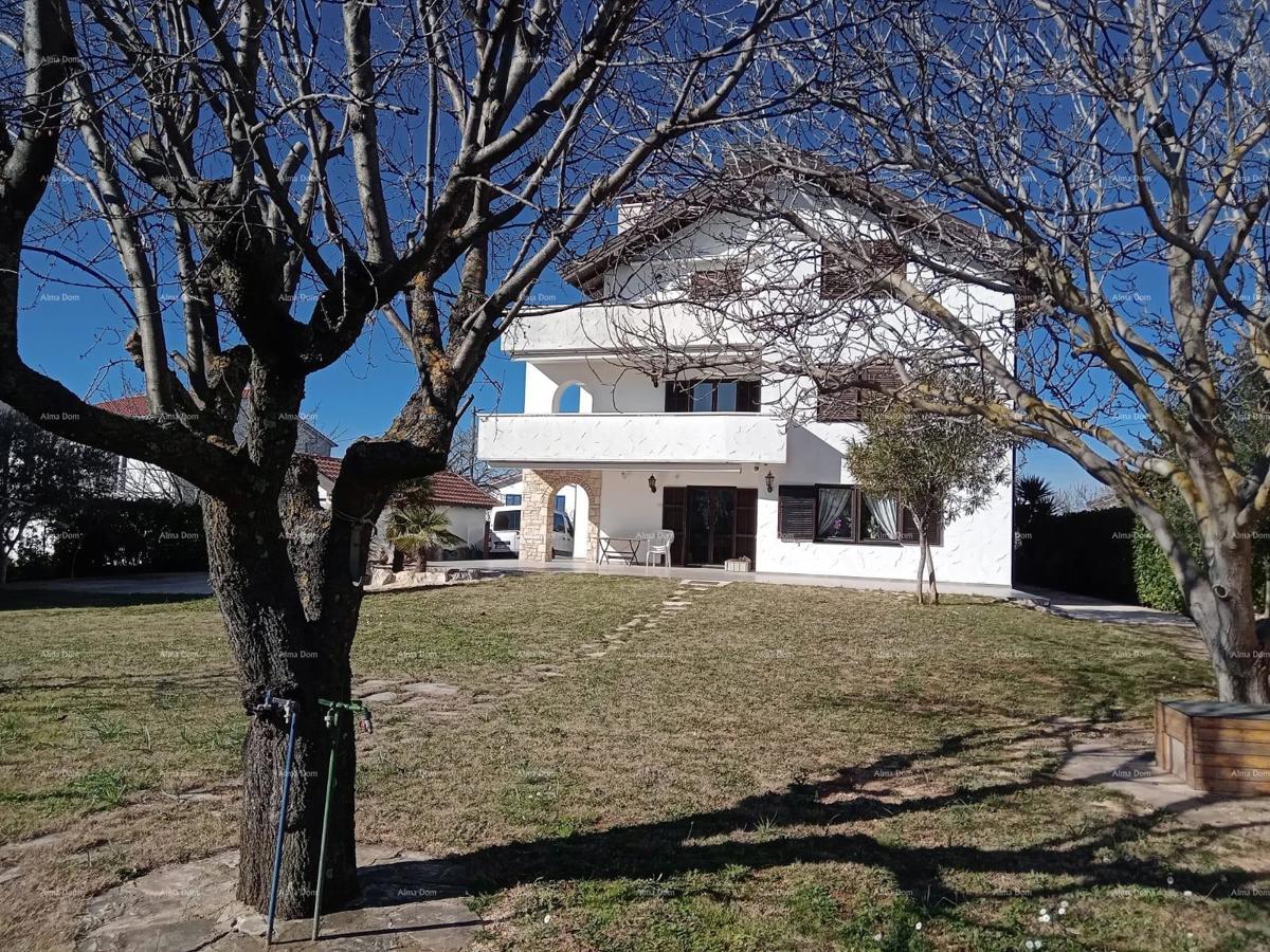 Vendita di una grande casa residenziale, adatta per investimento, Medulin!