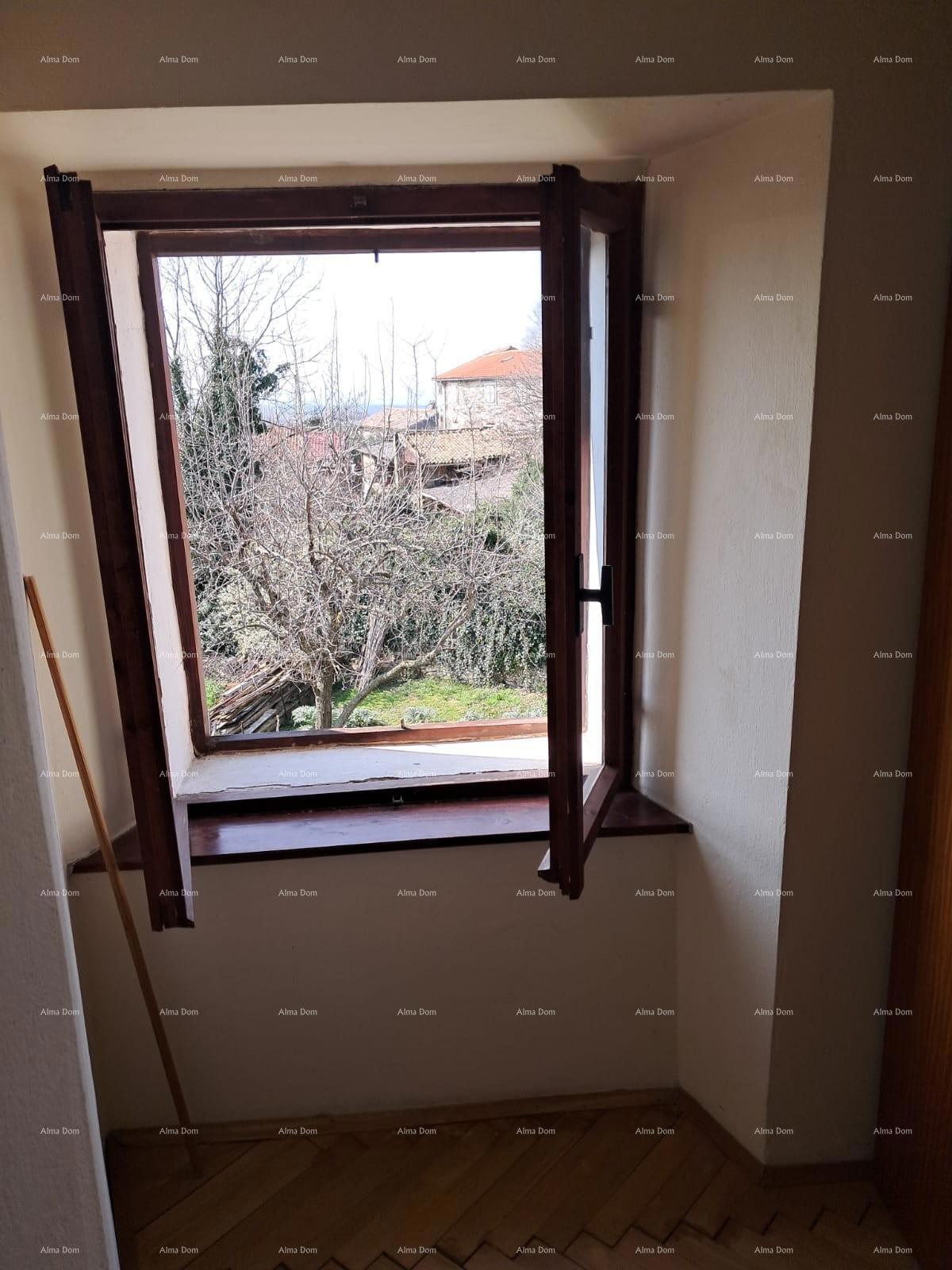 Buje! Casa su tre piani in centro