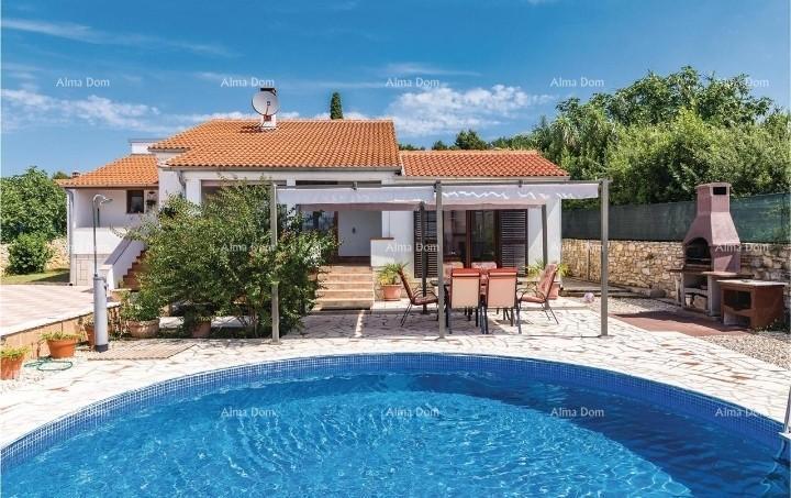 Casa con piscina in posizione tranquilla, Pula